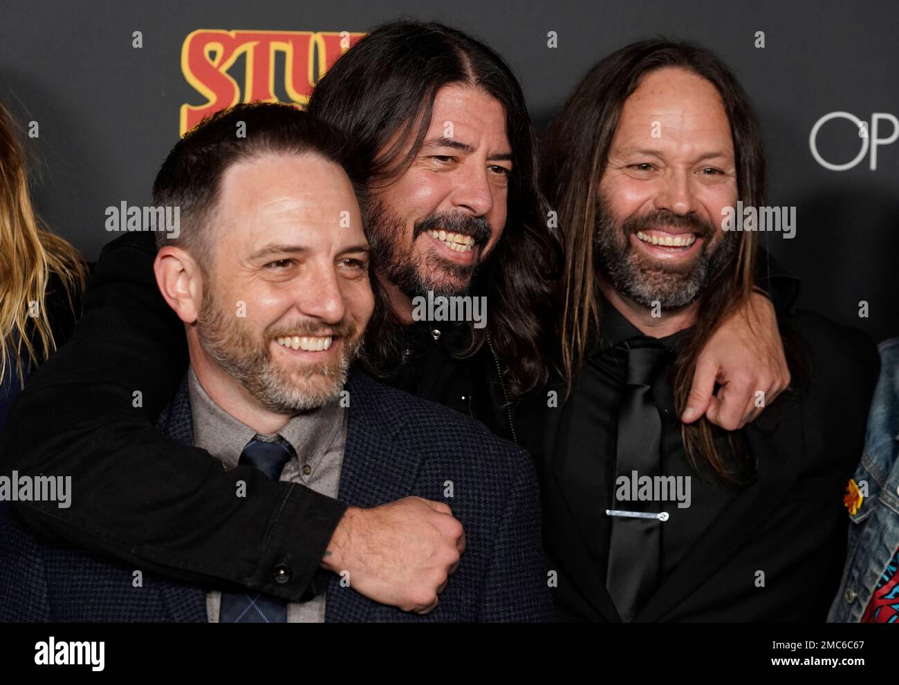 Foo Fighters band member and "Studio 666" cast member Dave Grohl, center, poses with the film's producer John Ramsay, left, and director BJ McDonnell at the premiere of the film, Wednesday, Feb. 16, 2022, at the TCL Chinese Theatre in Los Angeles. (AP Photo/Chris Pizzello) Banque D'Images