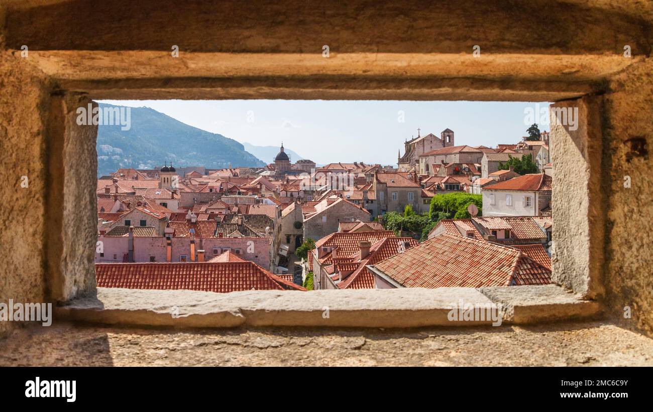 Paysage urbain méditerranéen d'été - vue de dessus de la tour de forteresse des toits de la vieille ville de Dubrovnik, sur la côte Adriatique de la Croatie Banque D'Images