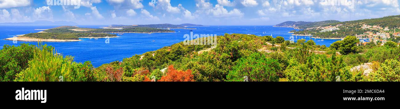 Paysage côtier d'été, panorama - vue de l'île de Hvar aux îles Paklinski et la ville de Hvar, la côte Adriatique de la Croatie Banque D'Images Paysage côtier d'été, panorama - vue de l'île de Hvar aux îles Paklinski et la ville de Hvar, la côte Adriatique de la Croatie Banque D'Images