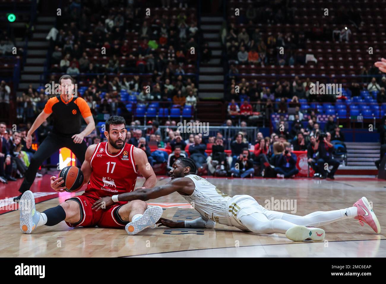 Milan, Italie. 20th janvier 2023. Giampaolo Ricci #17 de EA7 Emporio Armani Milan (L) joue contre Jonah Mathews #0 de LDLC Asvel Villeurbanne (R) pendant le jeu de la saison régulière EuroLeague Turkish Airlines Round 20 entre EA7 Emporio Armani Milan et LDLC Asvel Villeurbanne au Forum Mediolanum.final Score; EA7 Emporio Armani Milan 73:79 LDLC Asvel Villeurbanne) Credit: SOPA Images Limited/Alay Live News Banque D'Images
