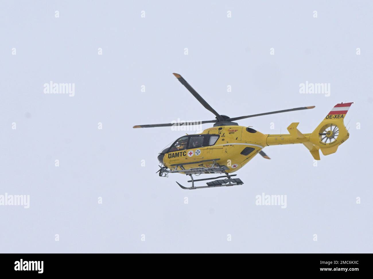 21 janvier 2023, Autriche, Kitzbühel : un hélicoptère du club autrichien de l'automobile, de la moto et du tourisme (ÖAMTC) survole le Streif lors de la course descendante à Hahnenkamm Race 83rd. Photo: Felix Hörhager/dpa Banque D'Images