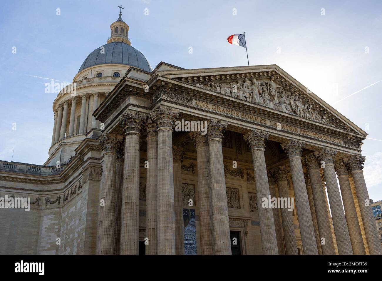 Bâtiment du Panthéon à Paris, en France, avec accent sur le drapeau français sur le ciel bleu. Banque D'Images