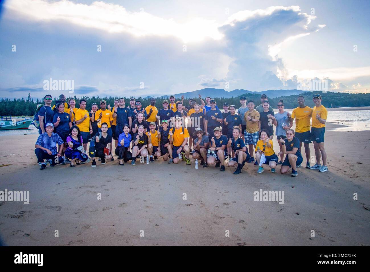 PHU YEN, Vietnam (26 juin 2022) - États-Unis La Marine, la Marine royale, les membres de la Force de défense australienne et les bénévoles vietnamiens participent à un nettoyage de plage à Vung Lam Beach à l'appui d'un événement de sensibilisation du pays hôte du Partenariat Pacifique 2022. En 17th ans, le Partenariat Pacifique est la plus importante mission multinationale annuelle d'aide humanitaire et de préparation aux secours en cas de catastrophe menée dans l'Indo-Pacifique. Banque D'Images