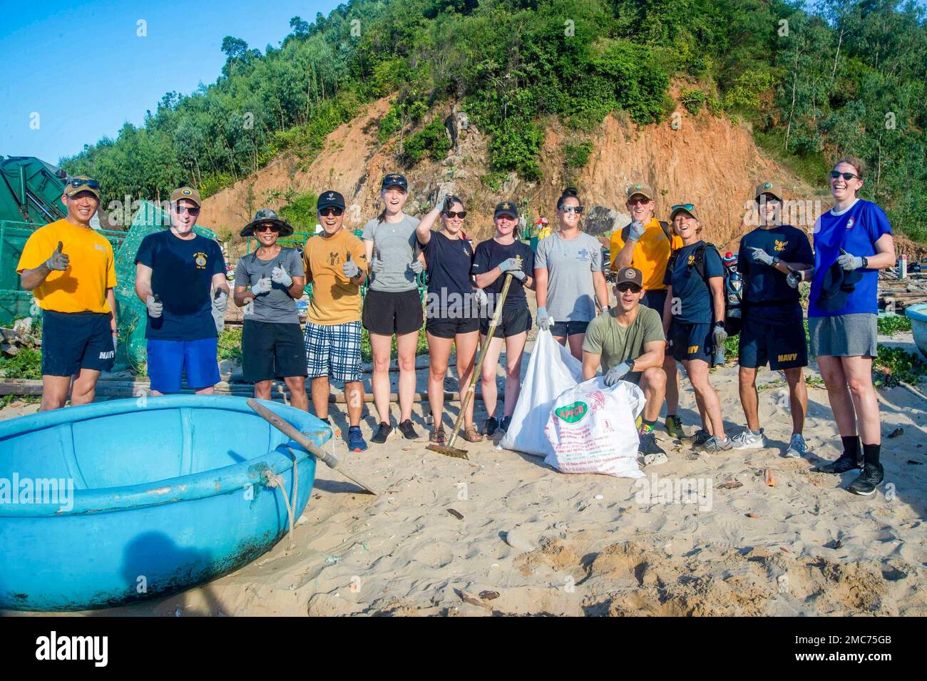 PHU YEN, Vietnam (26 juin 2022) - États-Unis La Marine, la Marine royale, les membres de la Force de défense australienne et les bénévoles vietnamiens participent à un nettoyage de plage à Vung Lam Beach à l'appui d'un événement de sensibilisation du pays hôte du Partenariat Pacifique 2022. En 17th ans, le Partenariat Pacifique est la plus importante mission multinationale annuelle d'aide humanitaire et de préparation aux secours en cas de catastrophe menée dans l'Indo-Pacifique. Banque D'Images