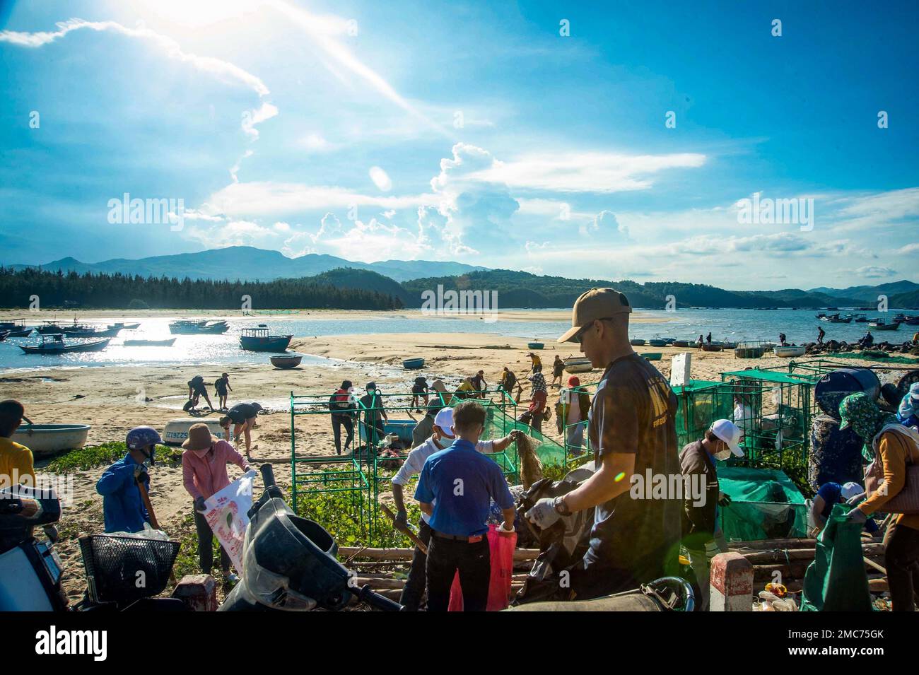 PHU YEN, Vietnam (26 juin 2022) - États-Unis Des marins de la Marine et des bénévoles vietnamiens participent à un nettoyage de la plage à Vung Lam Beach à l'appui d'un événement de sensibilisation du pays hôte du Partenariat du Pacifique 2022. En 17th ans, le Partenariat Pacifique est la plus importante mission multinationale annuelle d'aide humanitaire et de préparation aux secours en cas de catastrophe menée dans l'Indo-Pacifique. Banque D'Images