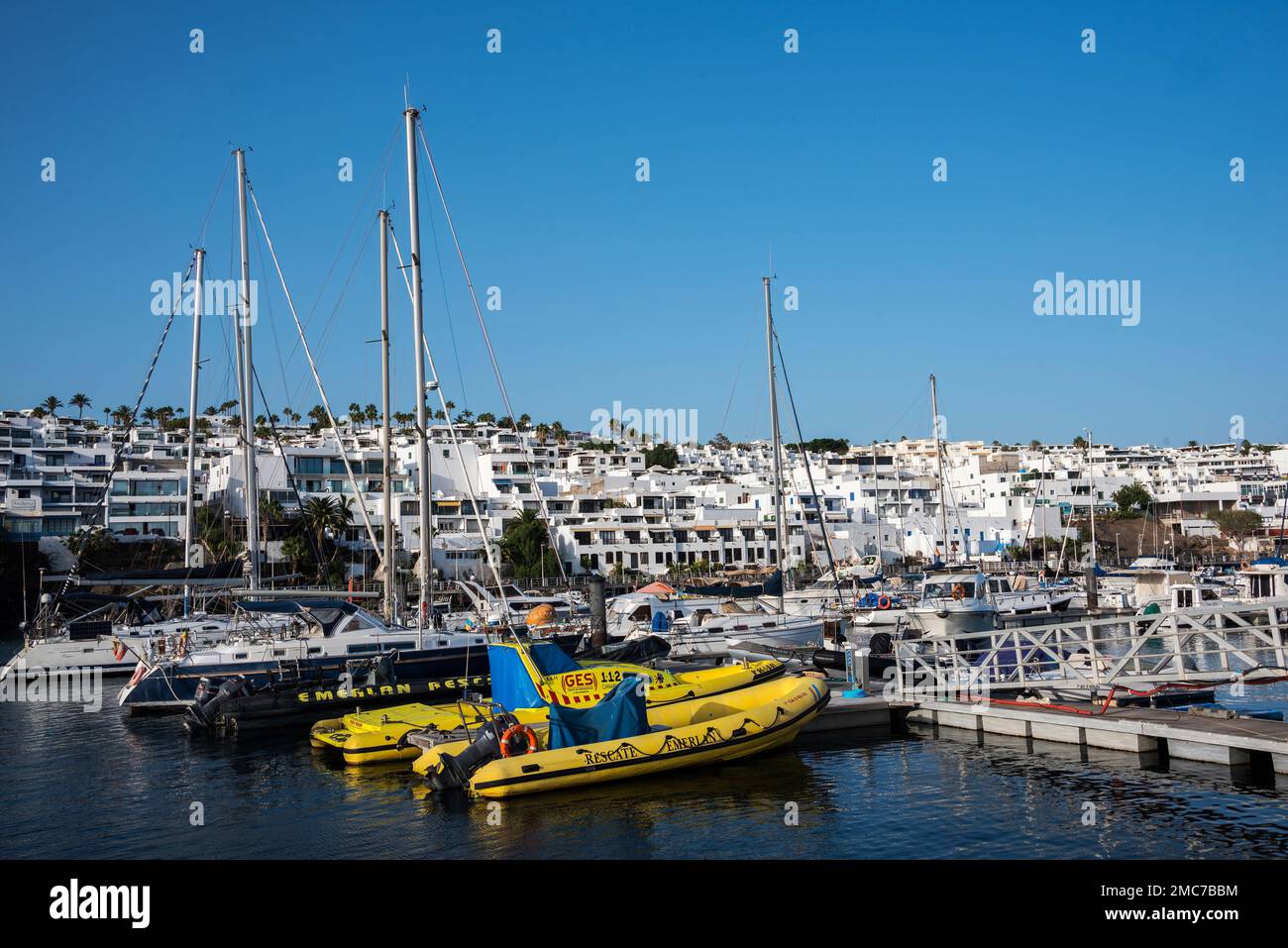 Bateaux et embarcations de sauvetage dans le port, Puerto del Carmen, Lanzarote, îles Canaries, Espagne Banque D'Images