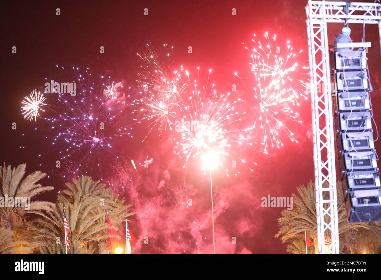 Les feux d'artifice sont tirés sur la promenade d'Agadir à la suite d'un Free Groove, aux États-Unis Armée Europe et premier ensemble de jazz d’Afrique, concert dans le cadre des États-Unis L'ambassade a parrainé la tournée du Lion africain 2022 à Agadir, au Maroc, au 26 juin 2022, pendant la tournée du Lion africain 2022. African Lion 2022 est américain L'exercice annuel le plus important, le plus important, conjoint, du Commandement de l'Afrique organisé par le Maroc, le Ghana, le Sénégal et la Tunisie, 6 juin - 30. Plus de 7 500 participants de 28 pays et de l'OTAN s'entraînent ensemble en mettant l'accent sur l'amélioration de la préparation des forces américaines et des forces nationales partenaires. AL22 est une liaison multidomaine, multicomposant et multizone Banque D'Images