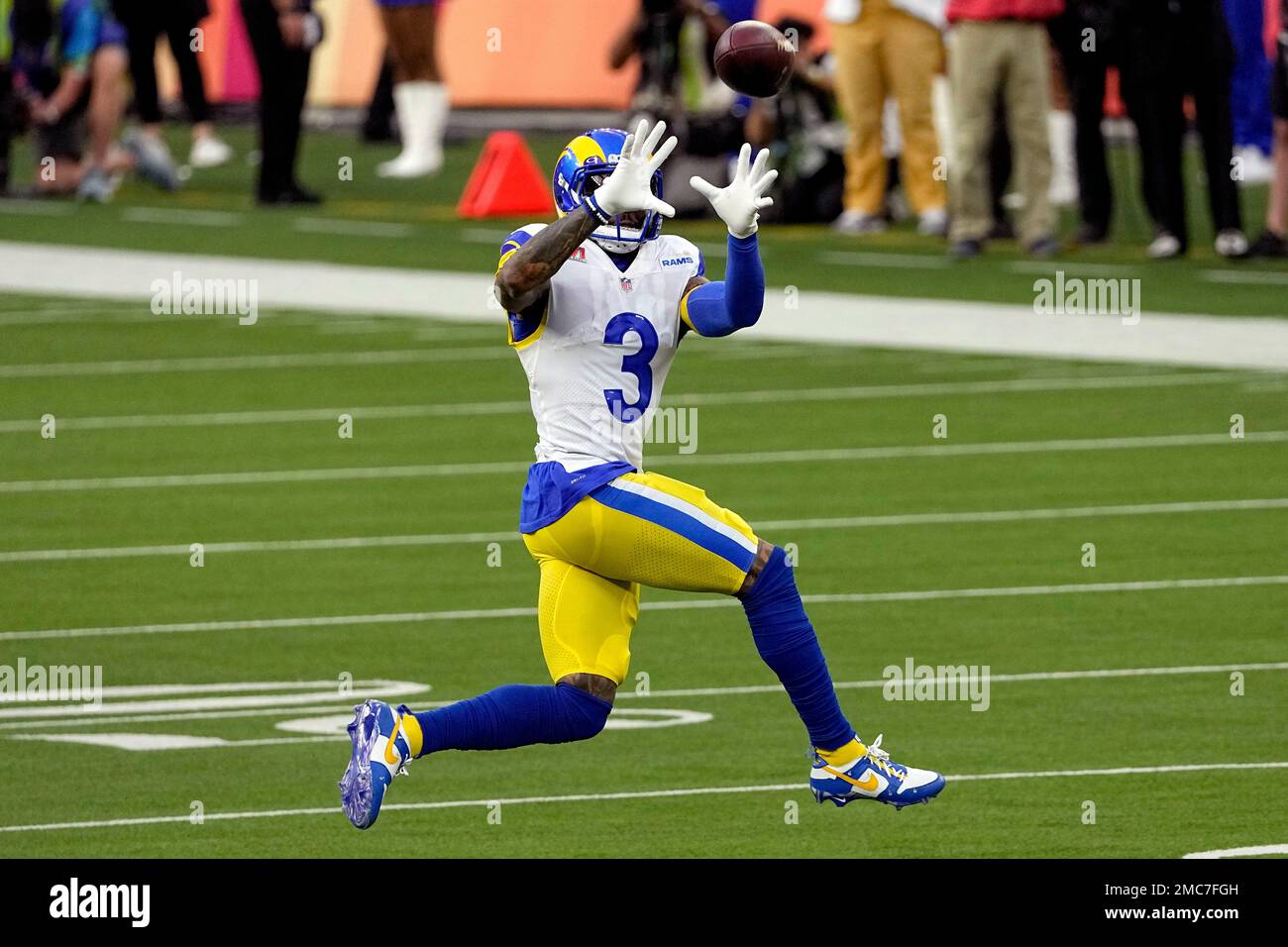 Los Angeles Rams wide receiver Odell Beckham Jr. (3) pulls in a pass during the first half of the NFL Super Bowl 56 football game against the Cincinnati Bengals, Sunday, Feb. 13, 2022, in Inglewood, Calif. (AP Photo/Tony Gutierrez) Banque D'Images