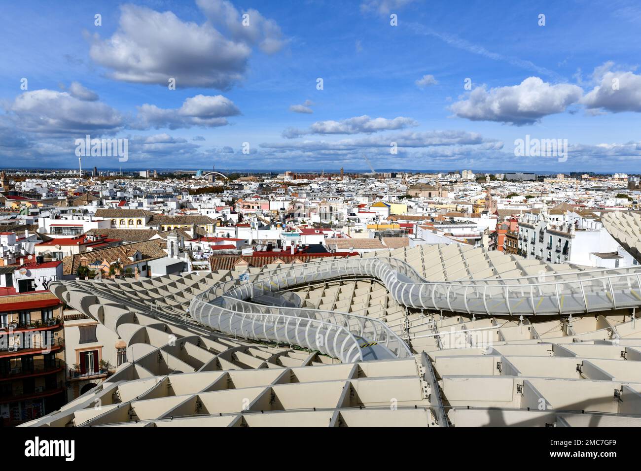 Séville, Espagne - 8 décembre 2021 : structure en bois du parasol Metropol située dans le vieux quartier de Séville, Espagne. Banque D'Images