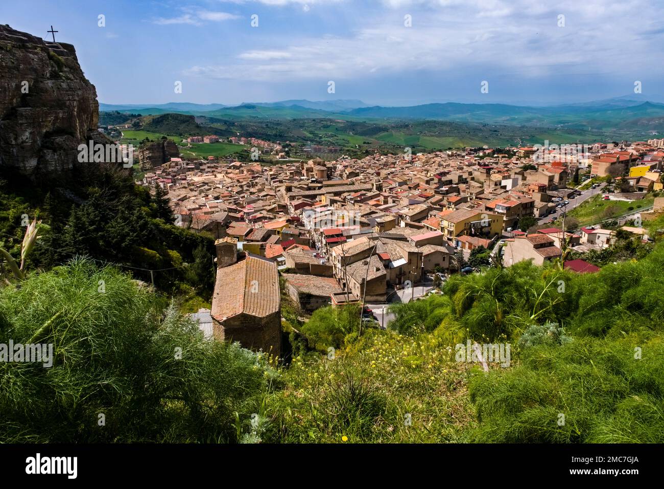 Vue aérienne de la petite ville de Corleone dans l'ouest de la Sicile, qui est associée à l'histoire de la Mafia. Banque D'Images