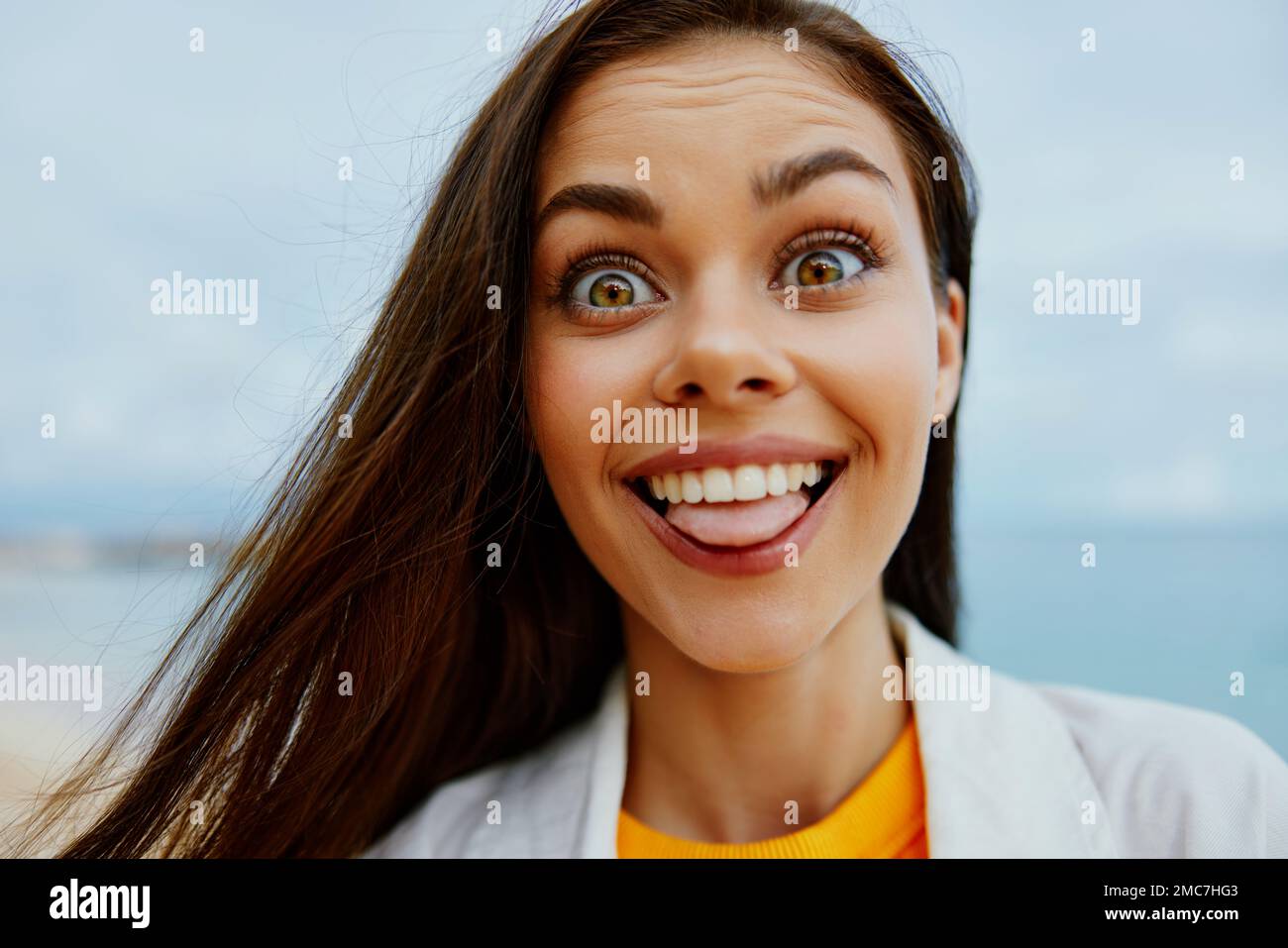 Portrait d'une femme heureuse sourire avec des dents à cheveux longs brunette voyage d'été et sensation de liberté, équilibre Banque D'Images
