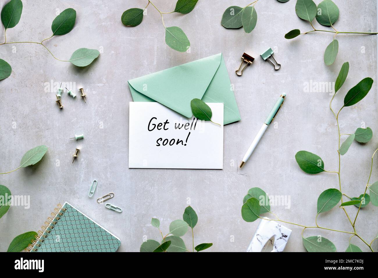 Carte Get Well Soon. Enveloppe postale vert menthe, carte blanche, stylo et  papeterie de bureau. Brindilles d'eucalyptus sur pierre, vue en hauteur.  Délicat gris vert si Photo Stock - Alamy