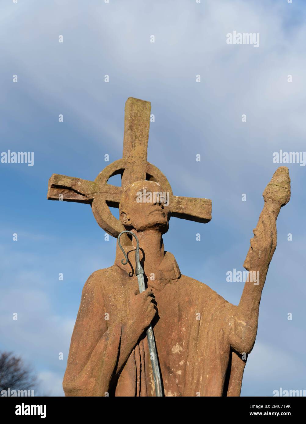 Statue de St Cuthbert dans le domaine du prieuré de Lindisfarne, Lindisfarne, Northumberland, Royaume-Uni Banque D'Images