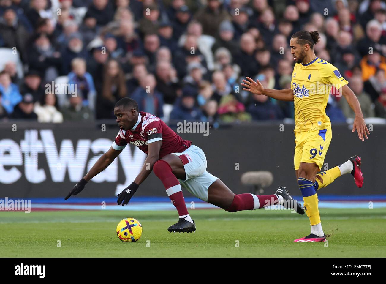 Stade de Londres, Londres, Royaume-Uni. 21st janvier 2023. Premier League football, West Ham United versus Everton; Dominic Calvert-Lewin d'Everton foules Kurt Zouma de West Ham United Credit: Action plus Sports/Alay Live News Banque D'Images
