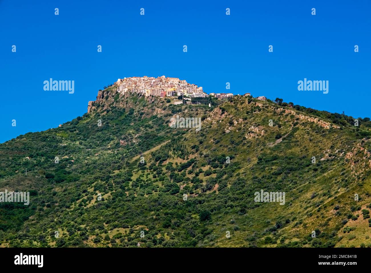 Vue sur les maisons de la petite ville de Pollina, située sur une colline. Banque D'Images