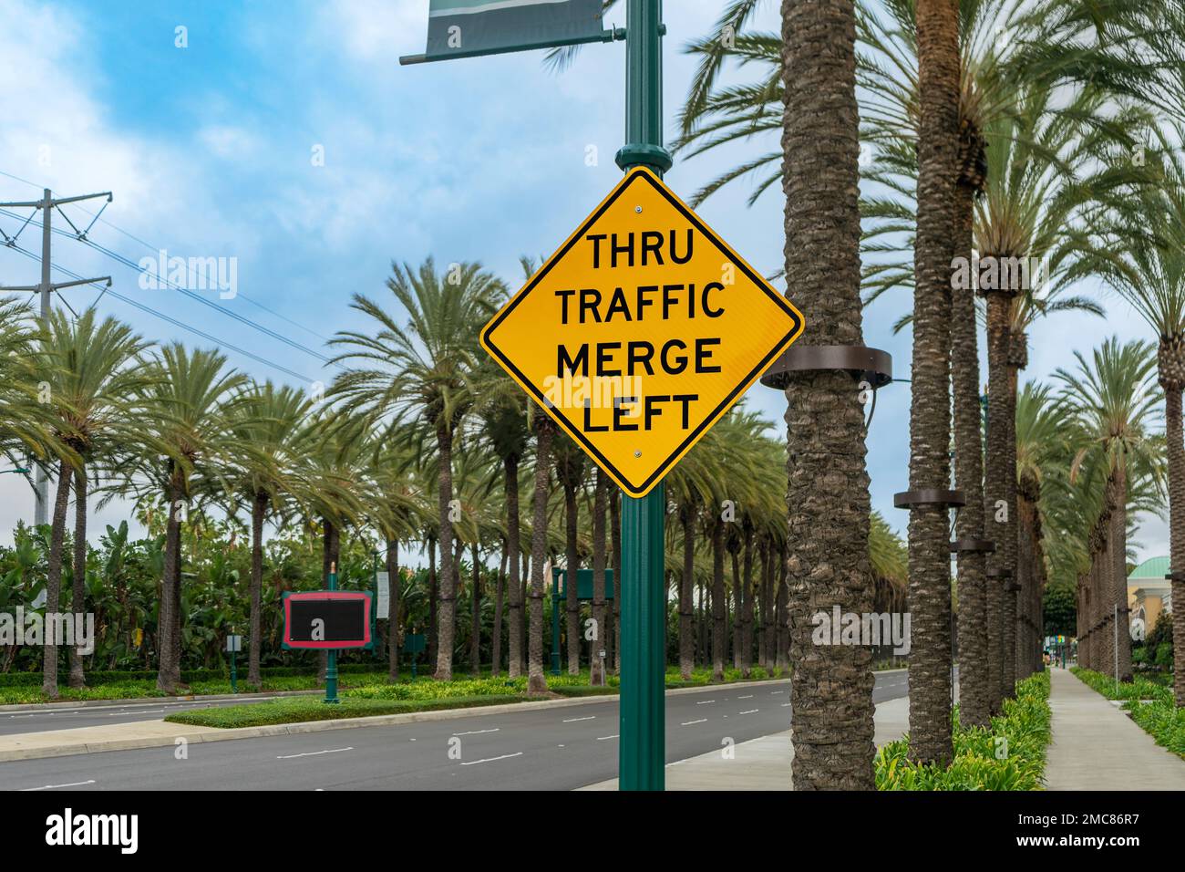 A Thru Traffic Merge, panneau de gauche à Anaheim, Californie Banque D'Images