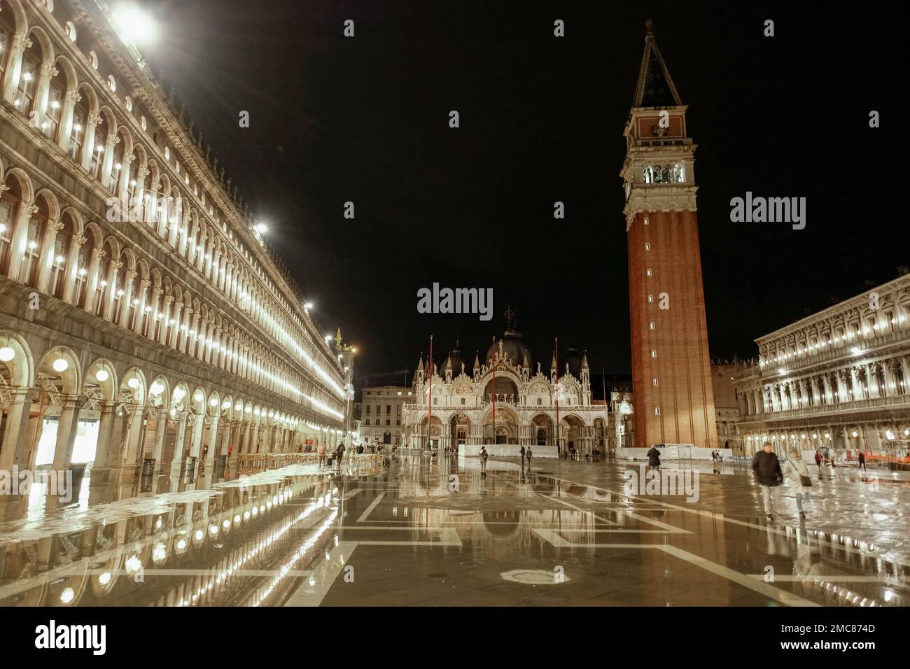 Vue sur la rue Mark's Square a inondé pendant la marée haute saisonnière à Venise, Italie, 17 janvier 2023. Banque D'Images