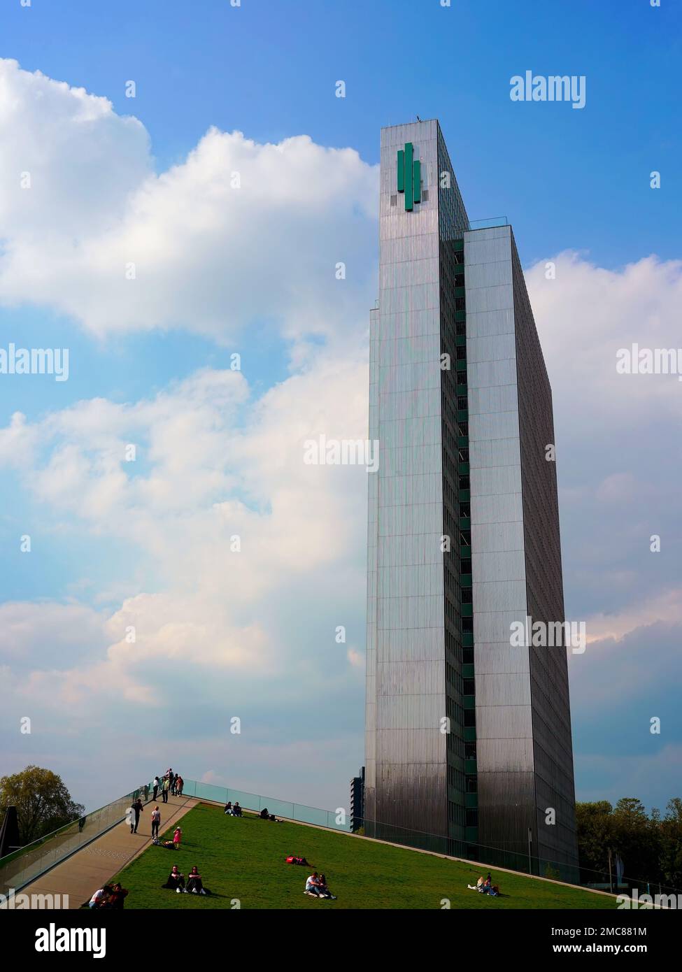 À Düsseldorf/Allemagne par Ingenhoven Architects, avec un toit de pelouse vert en forme de triangle et accessible à pied, à côté de l'ancien bâtiment Thyssenhaus. Banque D'Images