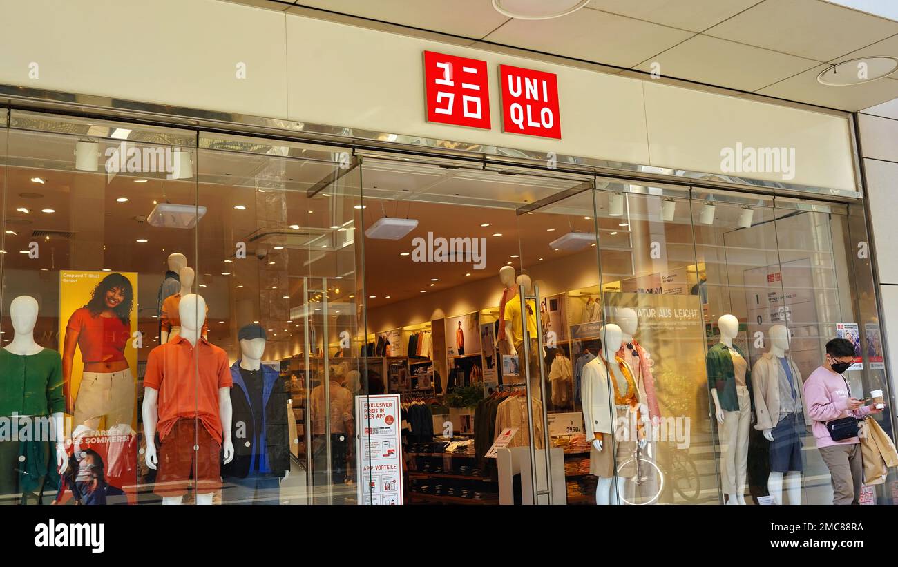 Magasin japonais UNIQLO sur la rue commerçante Mile Shadowstrasse dans le centre-ville de Düsseldorf/Allemagne. UNIQLO est le plus grand détaillant de vêtements au Japon en termes de ventes. Banque D'Images