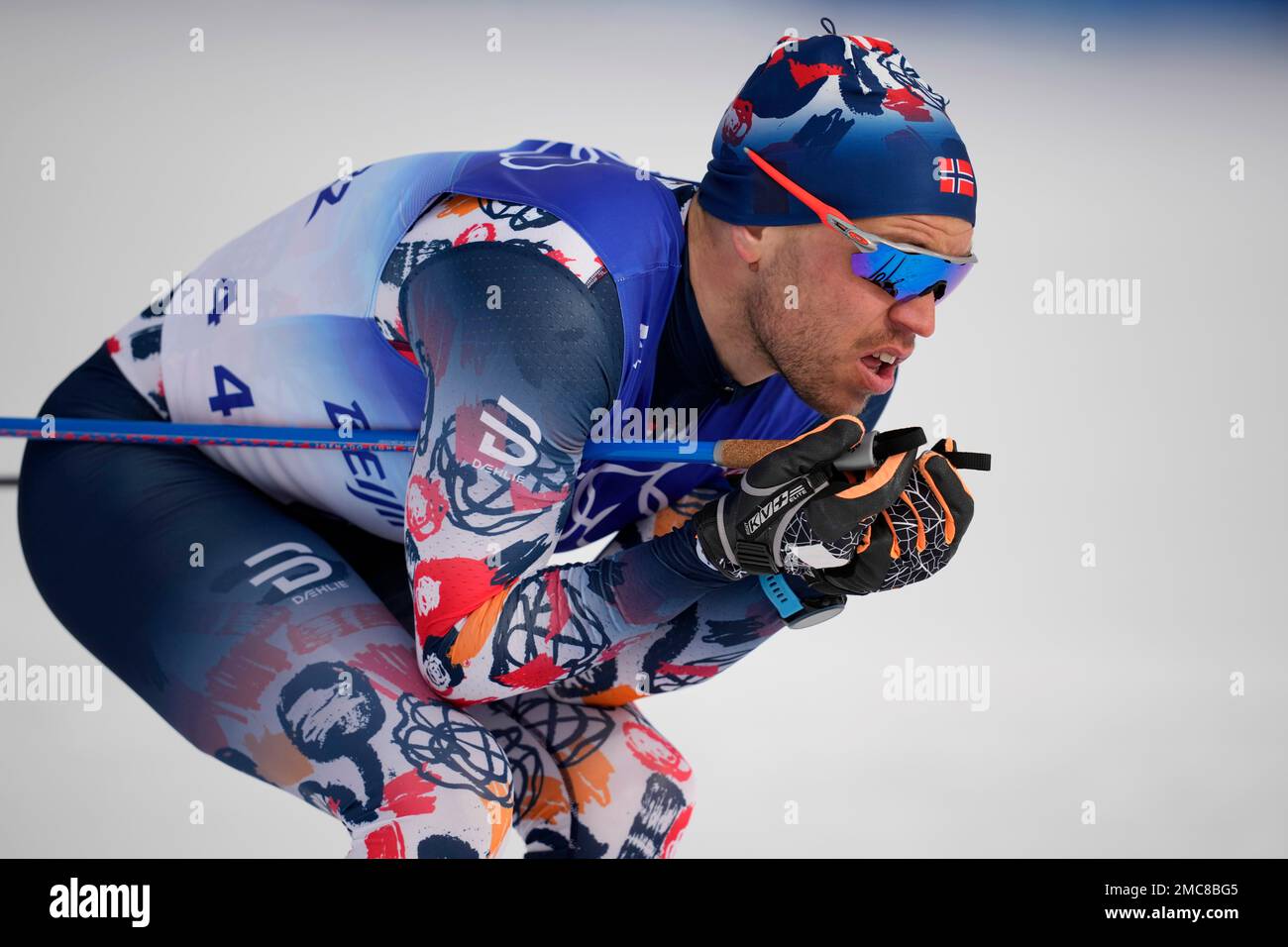 Paal Golberg, of Norway, competes during the men's 15km classic cross-country skiing competition at the 2022 Winter Olympics, Friday, Feb. 11, 2022, in Zhangjiakou, China. (AP Photo/Aaron Favila) Banque D'Images