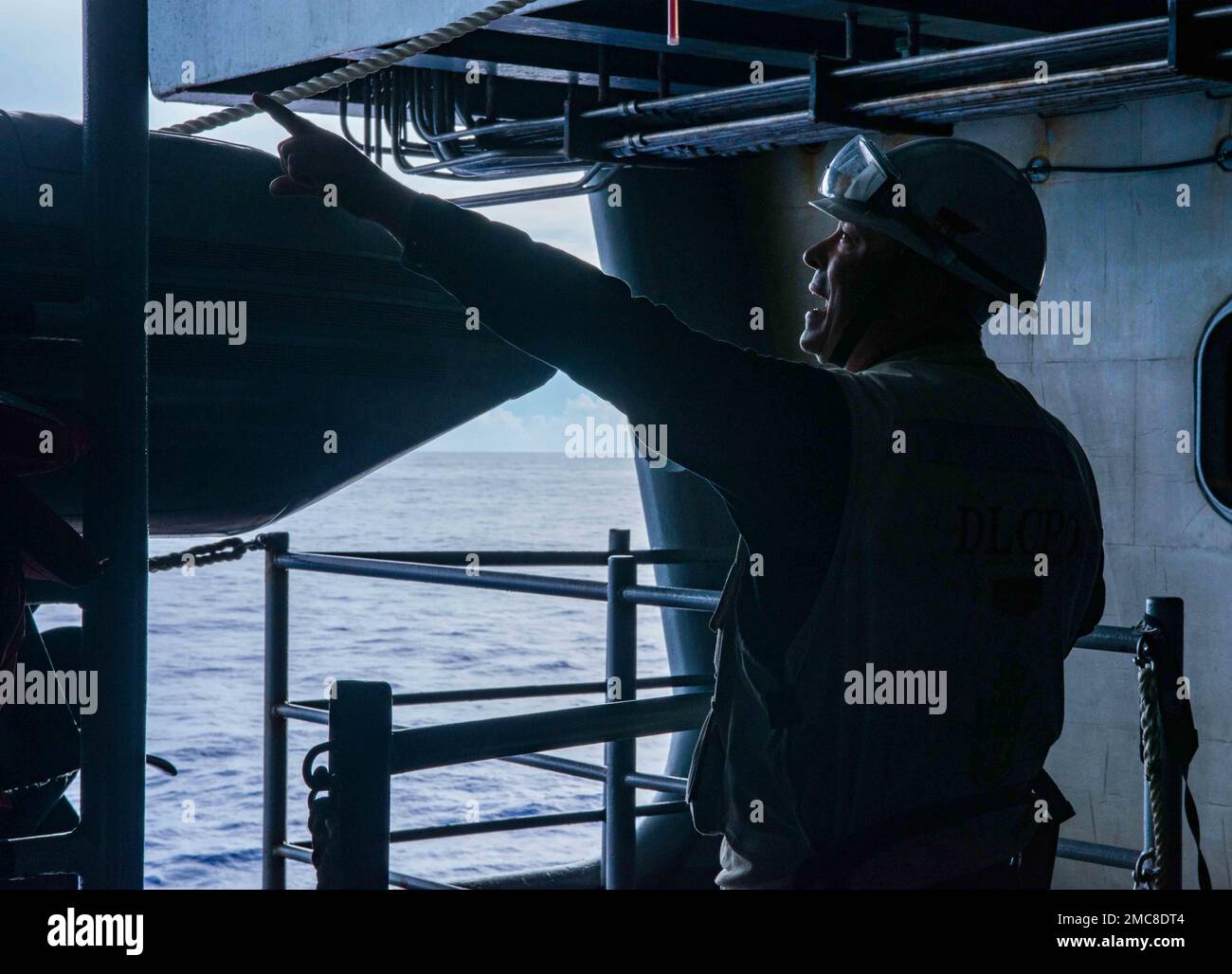 220627-N-JO823-2040 MER DES PHILIPPINES (27 juin 2022) le principal compagnon de Boatswain, Pat Drumm, du Haut-Darby, Pennsylvanie, dirige les marins lors des opérations de petits bateaux sur le davit tribord des États-Unis Le seul porte-avions de la Marine, le USS Ronald Reagan (CVN 76). Ronald Reagan, le navire amiral du Carrier Strike Group 5, fournit une force prête à combattre qui protège et défend les États-Unis, et soutient les alliances, les partenariats et les intérêts maritimes collectifs dans la région Indo-Pacifique. Banque D'Images