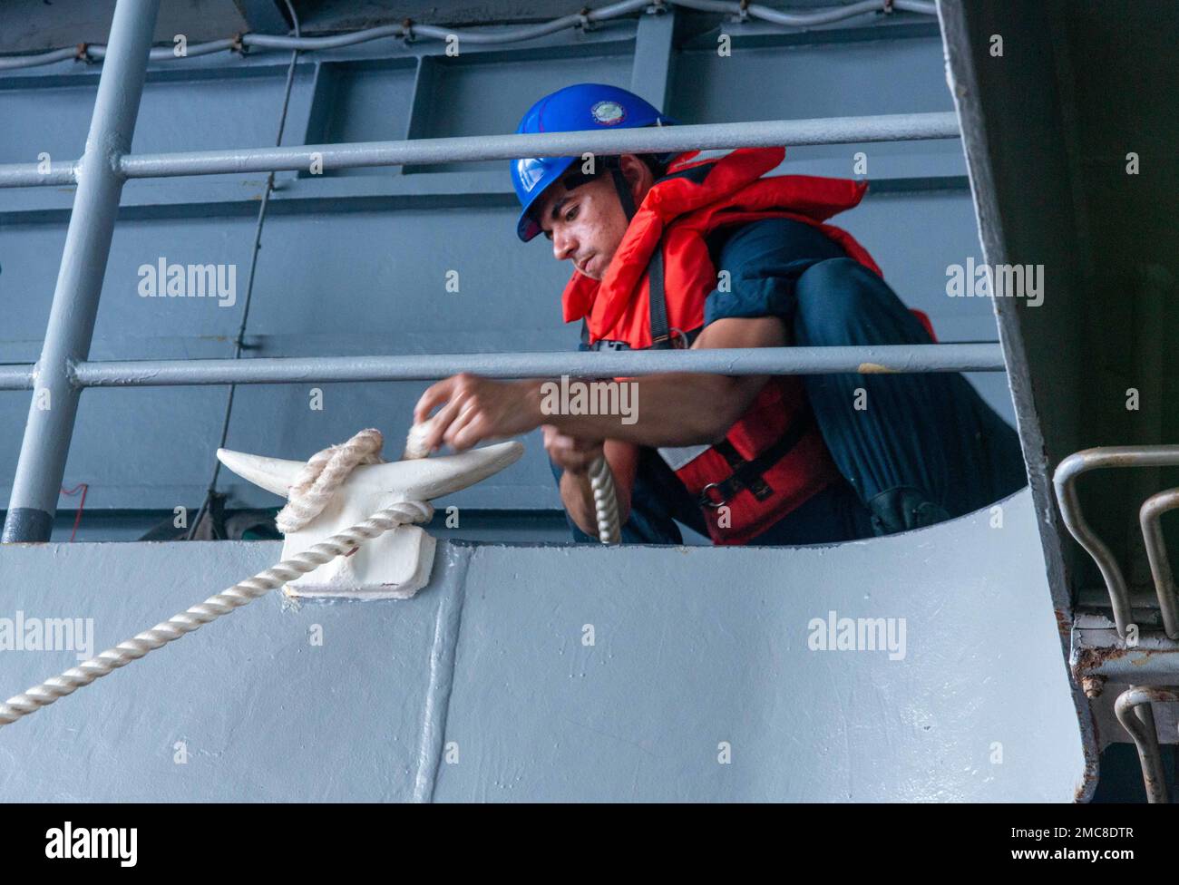 220627-N-JO823-2140 MER DES PHILIPPINES (27 juin 2022) le Matelot de pont de Boatswain, Carlos Diaz, de Minneapolis, sécurise une ligne pendant les opérations de petits bateaux sur le davit tribord des États-Unis Le seul porte-avions de la Marine, le USS Ronald Reagan (CVN 76). Ronald Reagan, le navire amiral du Carrier Strike Group 5, fournit une force prête à combattre qui protège et défend les États-Unis, et soutient les alliances, les partenariats et les intérêts maritimes collectifs dans la région Indo-Pacifique. Banque D'Images