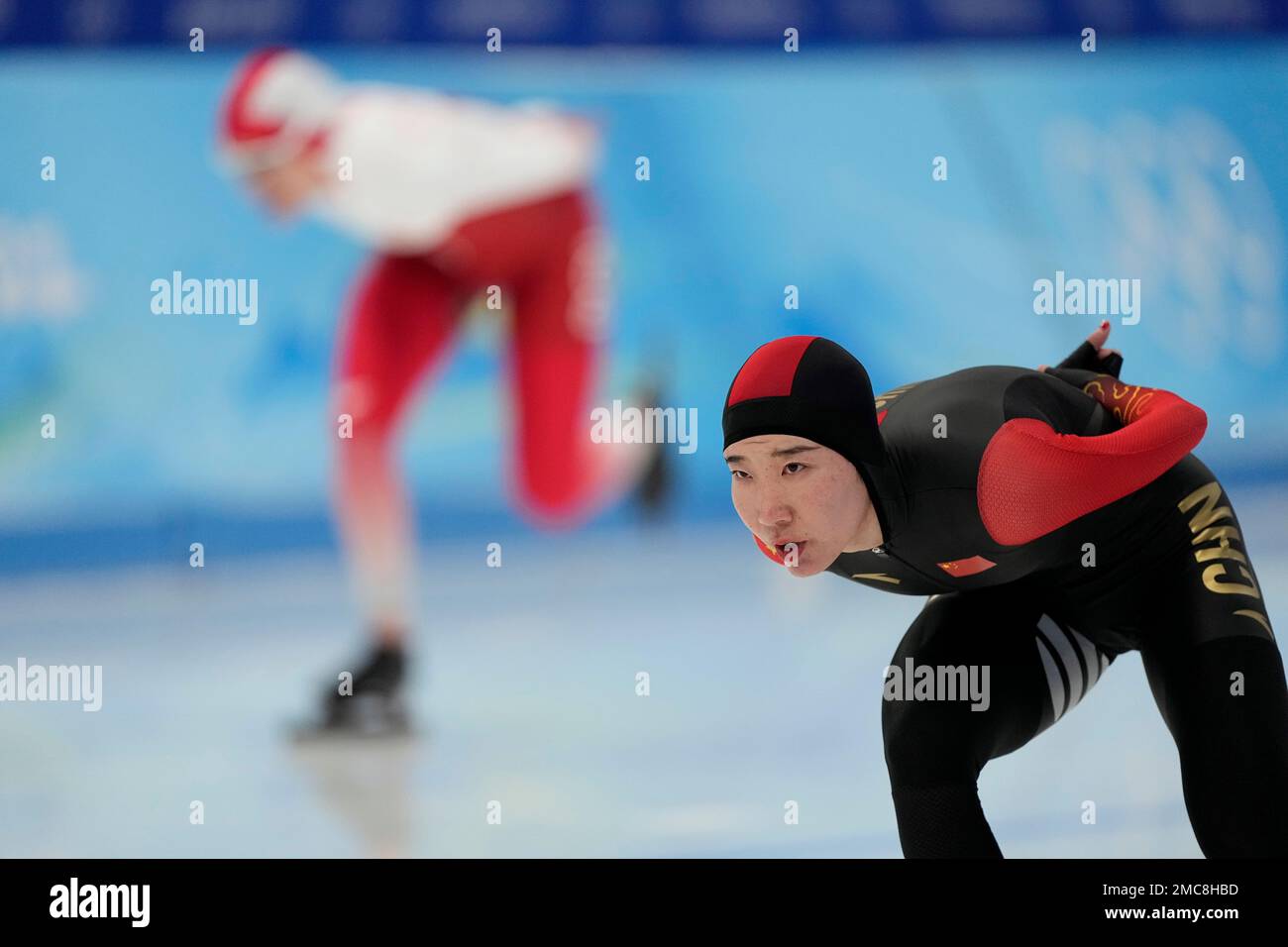 Mei Han of China, right competes against Magdalena Czyszczon of Poland in the women's speedskating 5,000-meter race at the 2022 Winter Olympics, Thursday, Feb. 10, 2022, in Beijing. (AP Photo/Ashley Landis) Banque D'Images