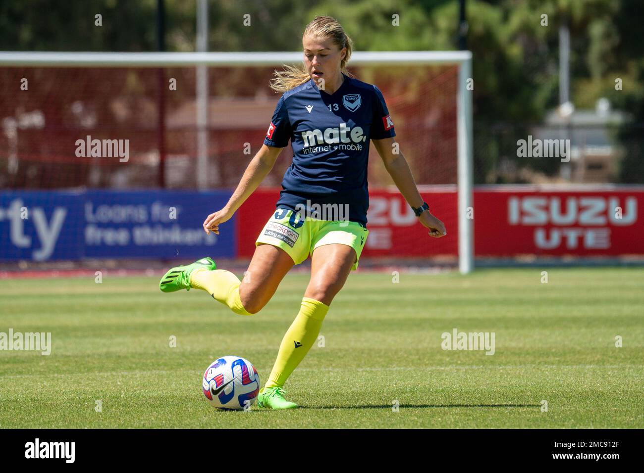 Adélaïde, Australie. 21st janvier 2023. Adélaïde, Australie méridionale, 21 janvier 2023 : Sarah Rowe (victoire de Melbourne en 13) passe le ballon lors du match Liberty A-League entre Adélaïde United et Melbourne au ServiceFM Stadium d'Adélaïde, en Australie. (NOE Llamas/SPP) crédit: SPP Sport Press photo. /Alamy Live News Banque D'Images