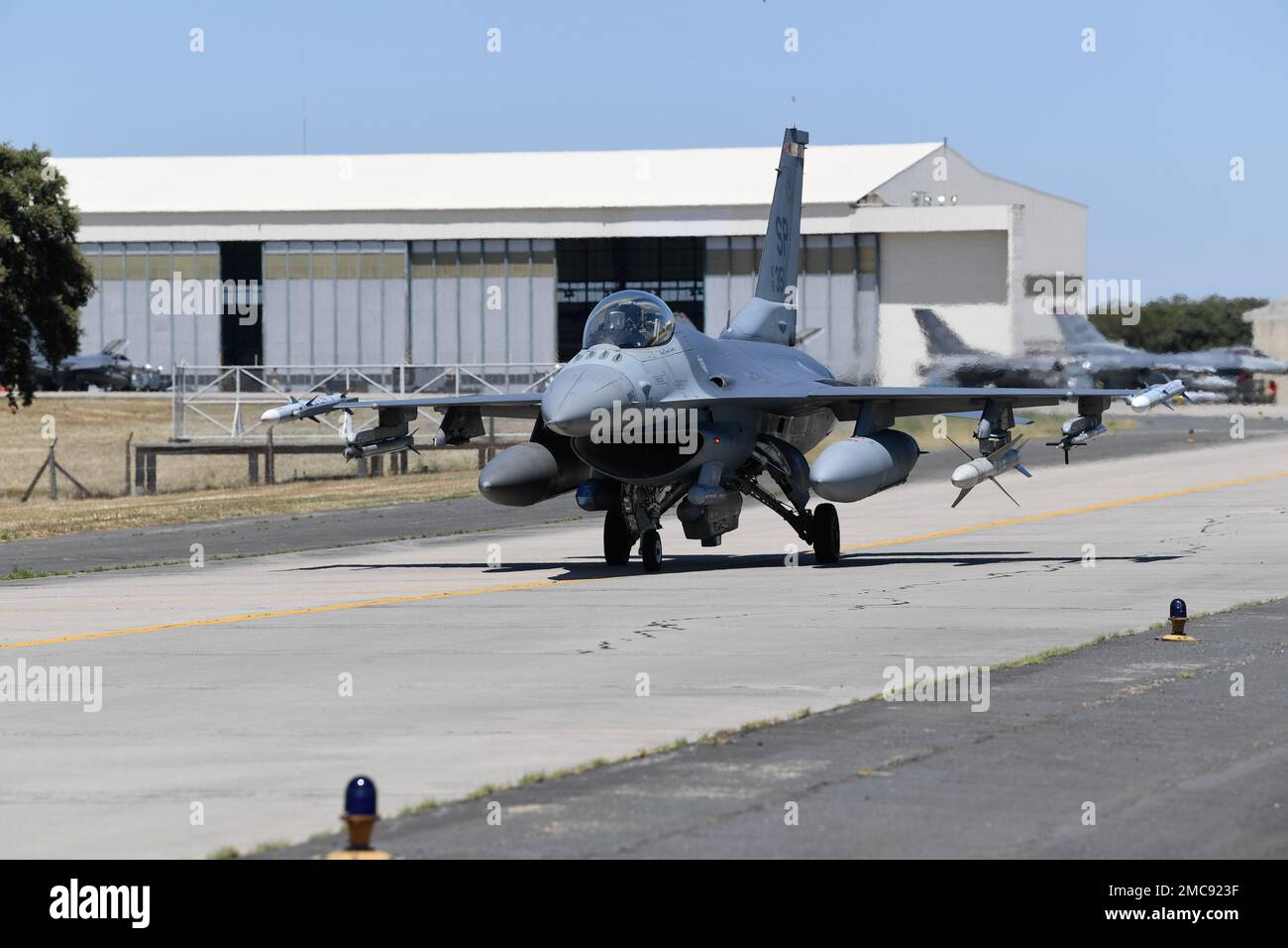 A ÉTATS-UNIS Les avions Faucon F-16 de la Force aérienne du 480th Fighter Squadron, de la base aérienne de Spangdahlem, en Allemagne, se préparent au décollage lors de l'exercice Real Dect 22 sur la base aérienne de Beja, au Portugal, en 27 juin 2022. Le Real décongélation 22 est un exercice de formation collective mené par la Force aérienne portugaise qui garantit aux États-Unis le maintien des relations et renforce la capacité d'employer une force stratégique sur le théâtre. Banque D'Images