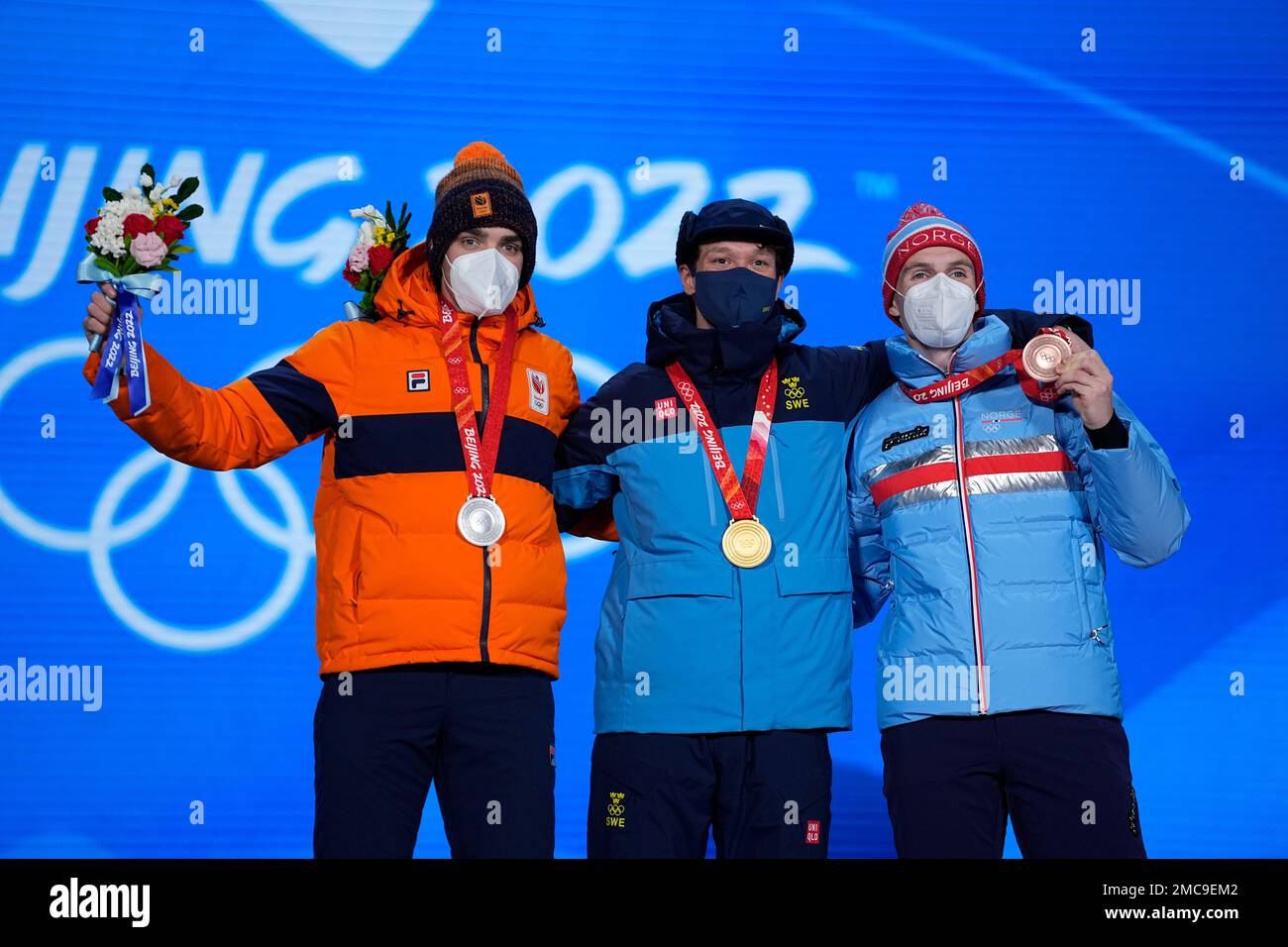 From left, silver medalist Patrick Roest of the Netherlands, gold medalist Nils van der Poel of Sweden and bronze medalist Hallgeir Engebraaten of Norway celebrate on the podium during a medal ceremony for the men's speedskating 5,000-meter race at the 2022 Winter Olympics, Monday, Feb. 7, 2022, in Beijing. ((AP Photo/Jeff Roberson) Banque D'Images