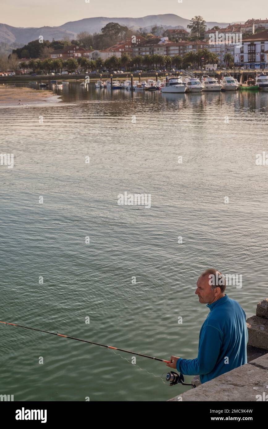 Homme pêchant avec une canne dans la ria de San Vicente de la Barquera ...
