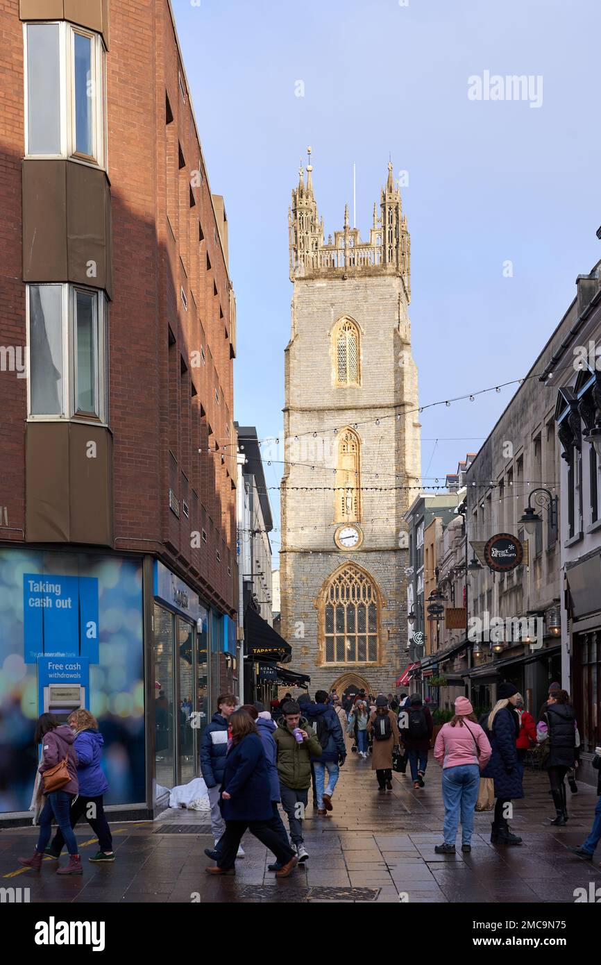 Vue sur l'église Saint-Jean-Baptiste en bas de Church Street, Cardiff, pays de Galles du Sud Banque D'Images