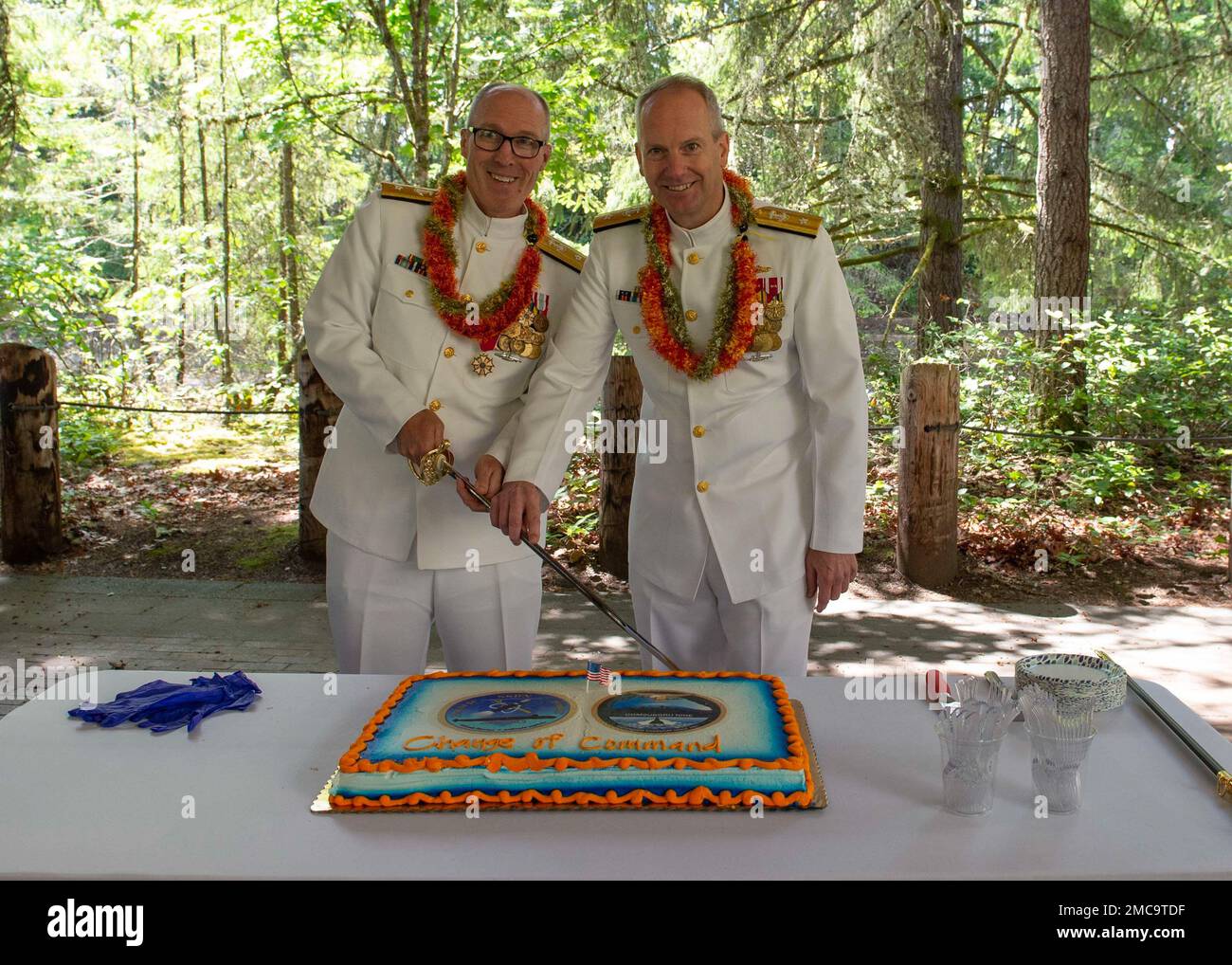 220628-N-ED185-1188 BASE NAVALE KITSAP – BANGOR, WASHINGTON. (28 juin 2022) le sous-ministre adjoint Robert Gaucher et le sous-ministre adjoint Mark Behning ont coupé un gâteau de cérémonie à la suite d'une cérémonie de changement de commandement à bord de la base navale Kitsap – Bangor, Washington, 28 juin 2022. Behning a relevé Gaucher en tant que commandant du Groupe sous-marin 9 en 25th. Banque D'Images