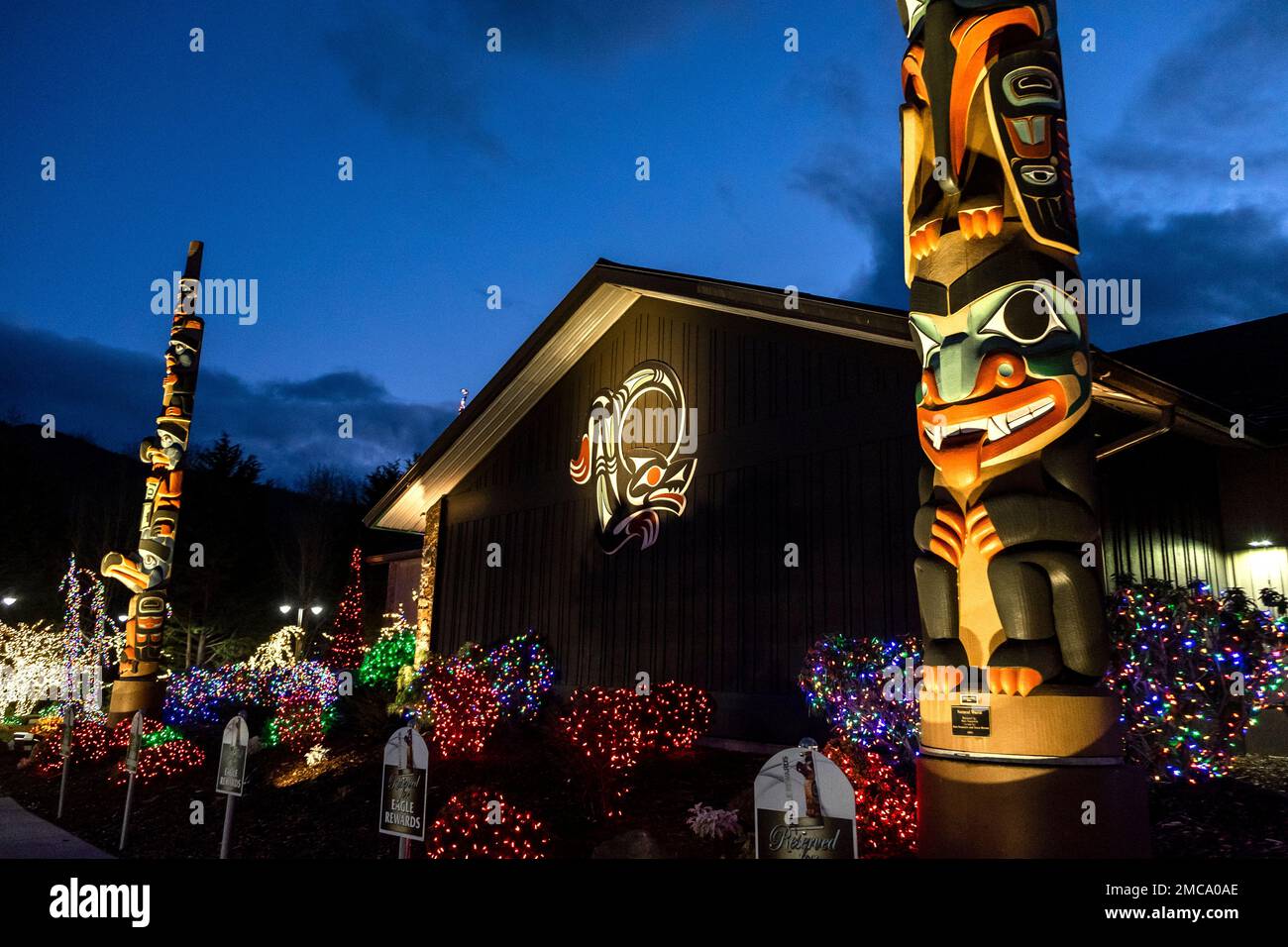 Totems à l'hôtel et casino Seven Cedars, Sequim, État de Washington, États-Unis Banque D'Images