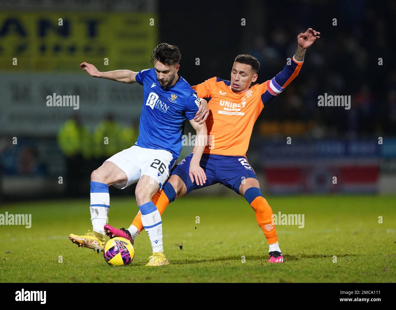 Les Connor McLennan de St Johnstone (à gauche) et James Tavernier des Rangers se battent pour le ballon lors du quatrième tour de la coupe écossaise au parc McDiarmid, à Perth. Date de la photo: Samedi 21 janvier 2023. Banque D'Images