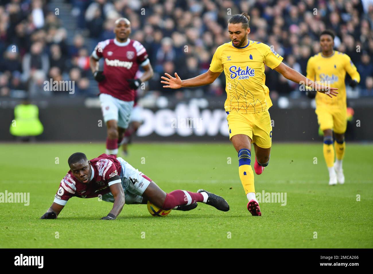 Londres, Royaume-Uni. 21st janvier 2023. Dominic Calvert-Lewin, du FC Everton, n'a pas eu de faute après avoir affronté Kurt Zouma de West Ham United lors du match de la première ligue entre West Ham United et Everton au stade de Londres, au parc olympique Queen Elizabeth, à Londres, en Angleterre, le 21 janvier 2023. Photo de Phil Hutchinson. Utilisation éditoriale uniquement, licence requise pour une utilisation commerciale. Aucune utilisation dans les Paris, les jeux ou les publications d'un seul club/ligue/joueur. Crédit : UK Sports pics Ltd/Alay Live News Banque D'Images