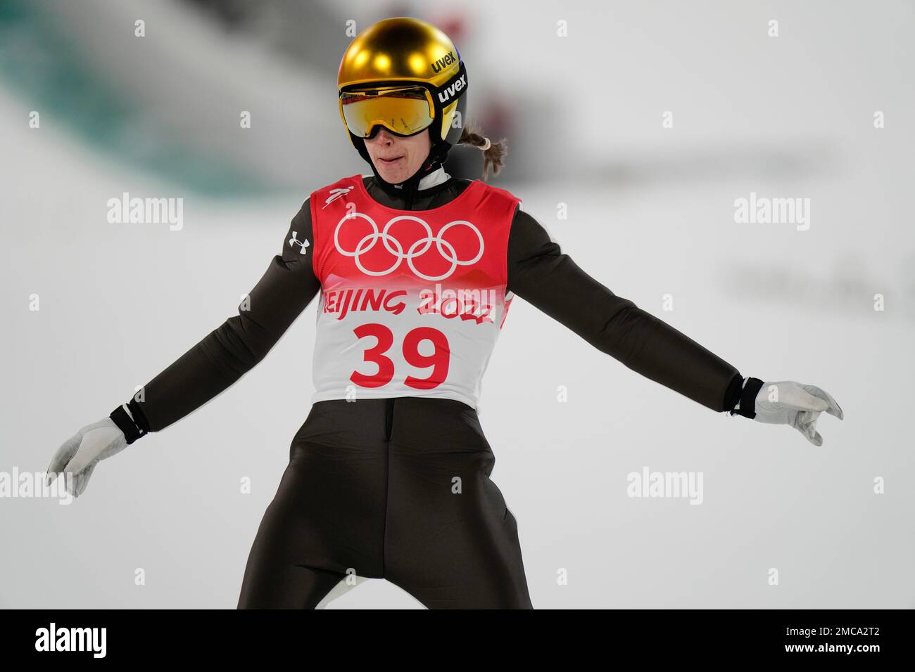 Ursa Bogataj, of Slovenia, reacts after her jump during the women's normal hill individual ski jumping final at the 2022 Winter Olympics, Saturday, Feb. 5, 2022, in Zhangjiakou, China. (AP Photo/Andrew Medichini) Banque D'Images