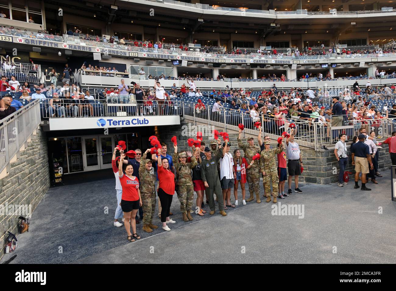 Les ressortissants de Washington ont accueilli la Journée de la Garde nationale à Nationals Park, Washington, D.C., 28 juin 2022. Les cérémonies de reconnaissance avant le match comprenaient des membres de la Garde nationale qui tapissent le champ, un premier discours de cérémonie du général de la Force aérienne, Keith MacDonald, des exercices de la Garde des couleurs et des présentations de l'hymne national et de l'Amérique bénis de Dieu chantés par le Sgt de l'Armée de terre Victoria Golding. (É.-U. Photos de la Garde nationale aérienne par le Sgt. Erich B. Smith) Banque D'Images