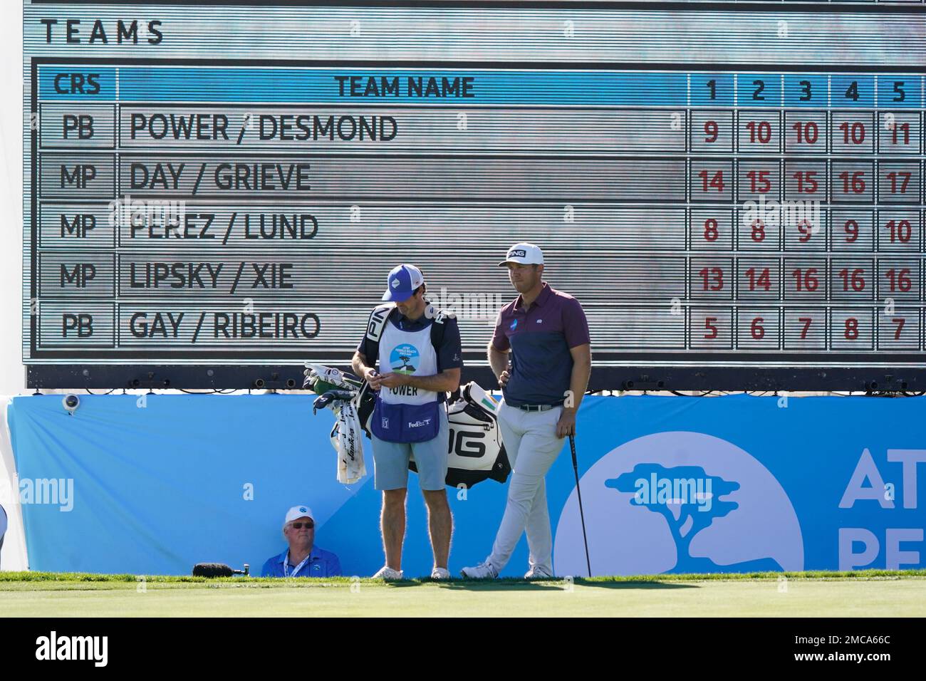Seamus Power, of Ireland, waits to putt on the 18th green of the Pebble Beach Golf Links during the second round of the AT&T Pebble Beach Pro-Am golf tournament in Pebble Beach, Calif., Friday, Feb. 4, 2022. (AP Photo/Eric Risberg) Banque D'Images
