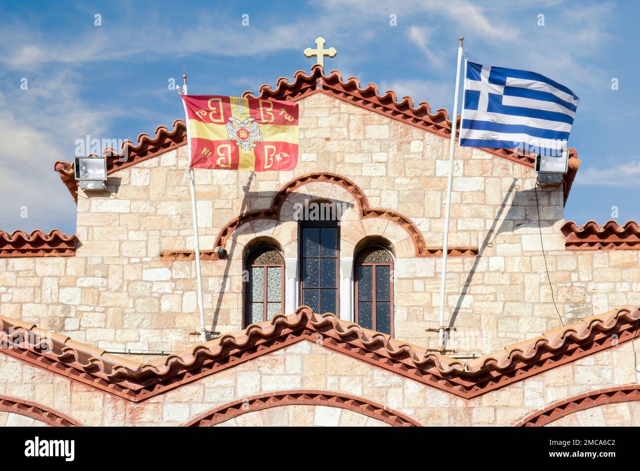 Les drapeaux byzantins et grecs agrètent devant la Sainte Église des Saints Apôtres Pierre et Paul dans la municipalité d'Hymettos, Athènes, Grèce Banque D'Images