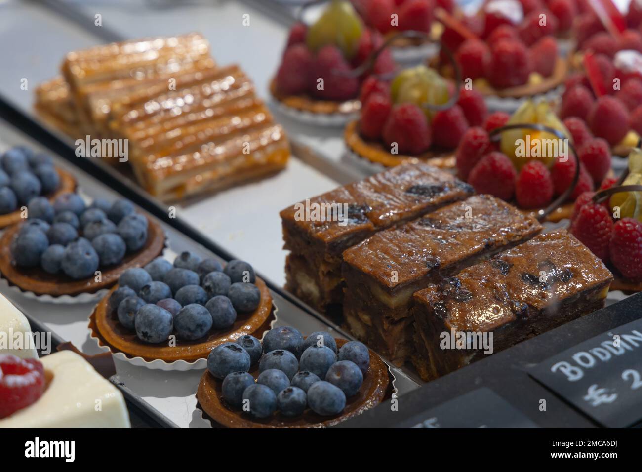 Desserts français. Pâtisseries desserts à la fenêtre de la boulangerie. Banque D'Images