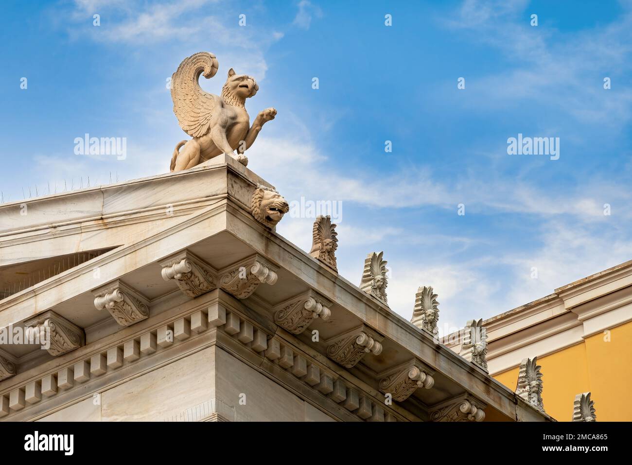 Vue détaillée de la décoration du coin supérieur droit du bâtiment néoclassique Zappeion Hall à Athènes, Grèce Banque D'Images