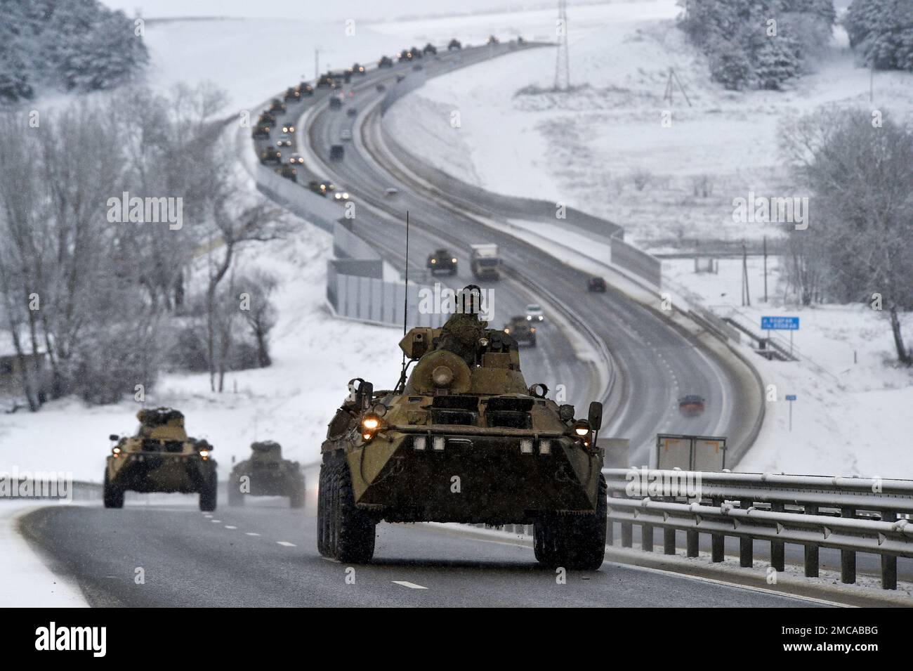 FILE - A convoy of Russian armored vehicles moves along a highway in Crimea, Tuesday, Jan. 18, 2022. A buildup of an estimated 100,000 Russian troops near Ukraine has fueled Western fears of an invasion, but Moscow has denied having plans to launch an attack while demanding security guarantees from the the U.S. and its allies. (AP Photo/File) Banque D'Images