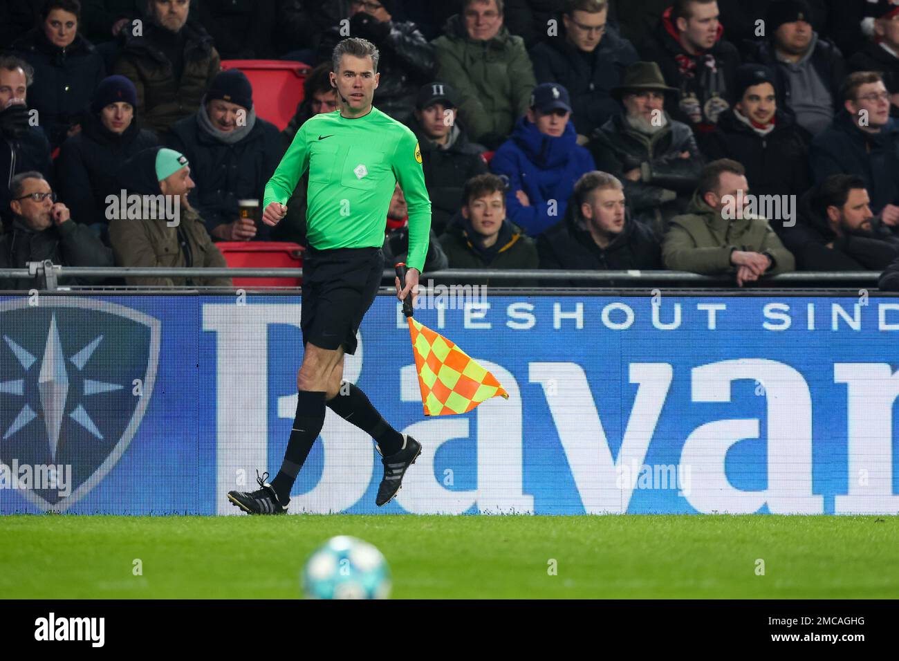 EINDHOVEN, PAYS-BAS - JANVIER 21 : arbitre adjoint Charles Schaap lors du match néerlandais Eredivisie entre PSV et vitesse au stade Philips sur 21 janvier 2023 à Eindhoven, pays-Bas (photo de Peter sous/Orange Pictures) Banque D'Images