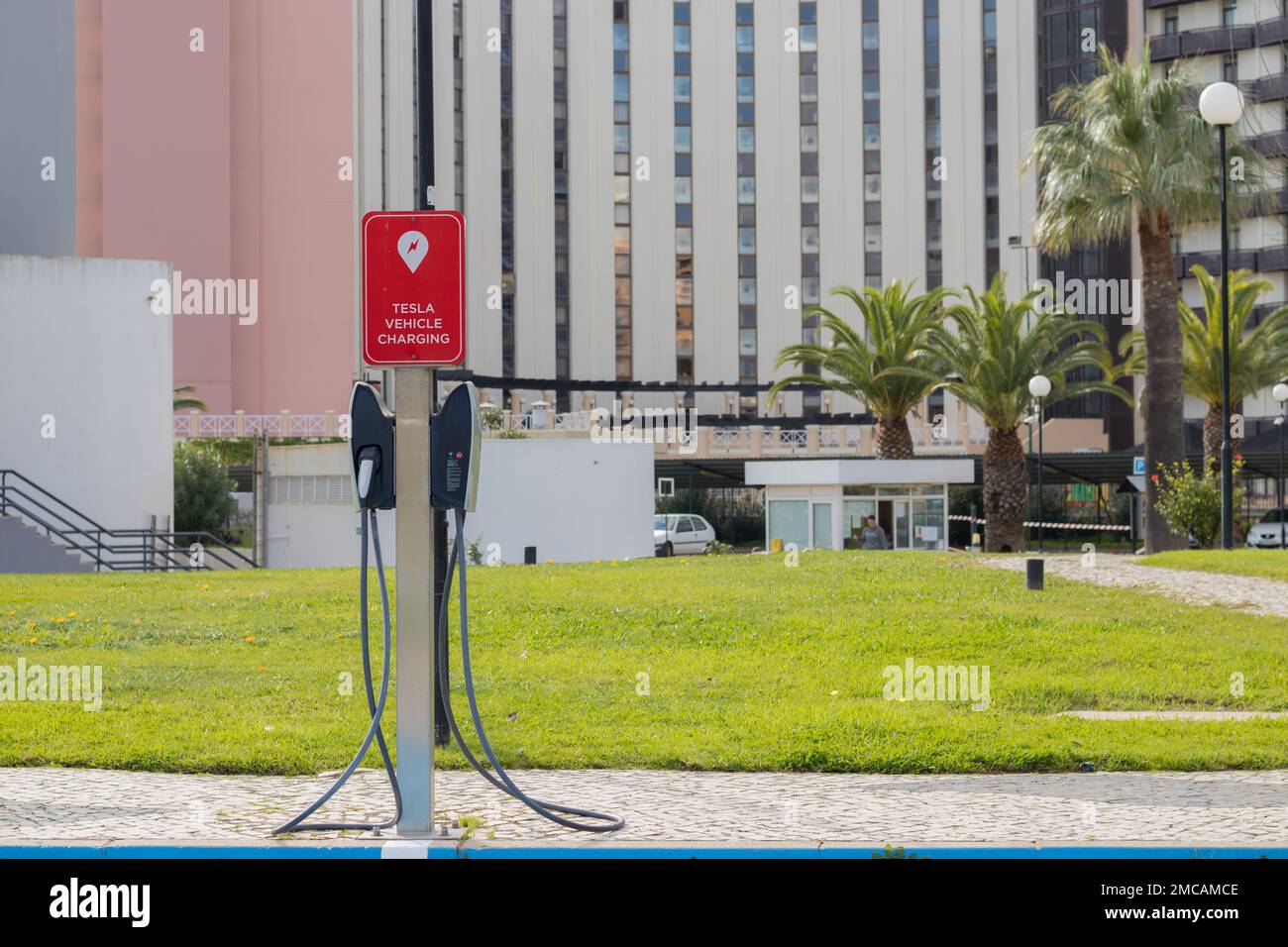 Portugal, Vilamoura, 01 02 2023: Des places de parking spéciales pour charger les voitures électriques sont équipées sur le côté de la route. technologies modernes. électrique Banque D'Images