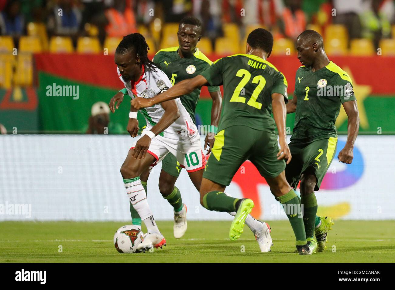 Burkina Faso's captain Bertrand Traore, left, dribbles past Senegal's Saliou Ciss, right, Senegal's Abdou Diallo, second from right, and Senegal's Idrissa Gana Gueye during the African Cup of Nations 2022 semi-final soccer match between Burkina Faso and Senegal at the Ahmadou Ahidjo stadium in Yaounde, Cameroon, Wednesday, Feb. 2, 2022. (AP Photo/Sunday Alamba) Banque D'Images