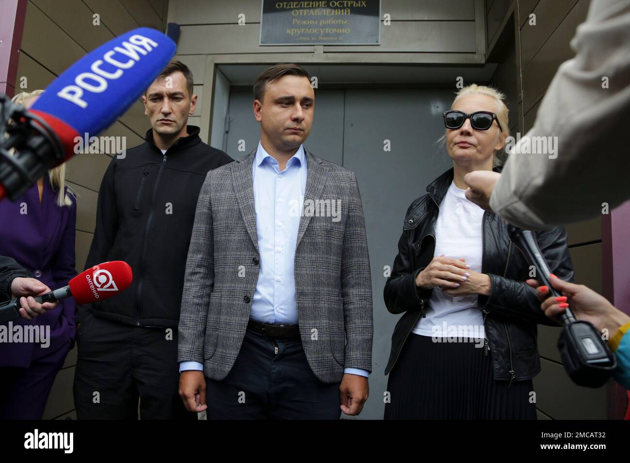 FILE - Alexei Navalny's brother Oleg Navalny, left, Navalny's colleague Ivan Zhdanov, center, and Navalny's wife, Yulia, speak to the media at the Omsk Ambulance Hospital No. 1, intensive care unit where Alexei Navalny was hospitalized in Omsk, Russia, Friday, Aug. 21, 2020. In 2021, Navalny's brother Oleg, spokeswoman Kira Yarmysh, longtime ally Lyubov Sobol and several other activists and associates of the politician were charged with with violating coronavirus regulations by calling for unauthorized protests and put under house arrest. They were eventually convicted in the case and handed p Banque D'Images