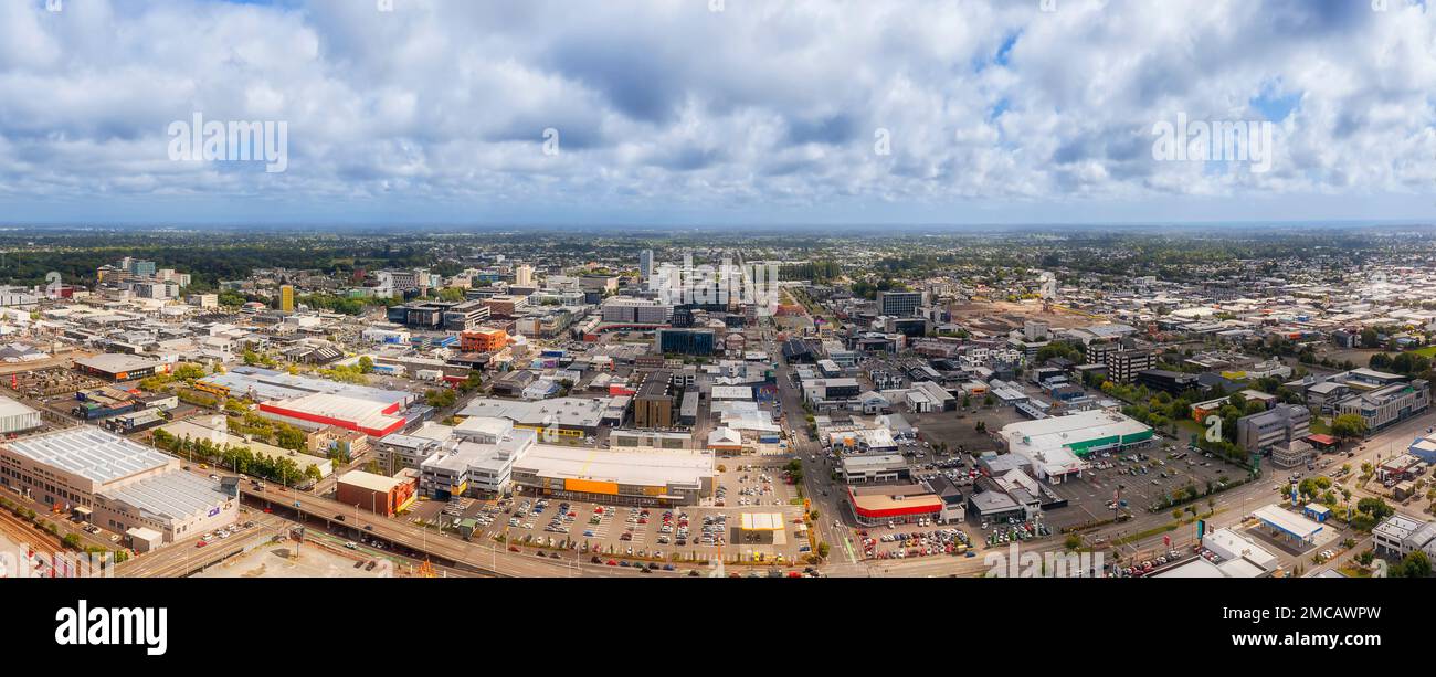 Proche panorama aérien de la grande ville de Christchurch, en Nouvelle-Zélande, depuis les zones industrielles de Sydenham jusqu'au centre du quartier des affaires de la ville. Banque D'Images