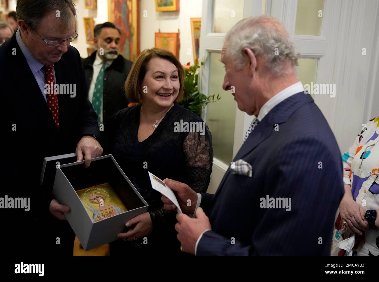 Iconographer Dr Irina Bradley, centre, presents Britain's Prince Charles with an icon of Saint Corona gift as he visits her 'Metamorphosis' Icon Exhibition at the Catholic Church of the Immaculate Conception, in the Mayfair district of London, Tuesday, Feb. 1, 2022. (AP Photo/Matt Dunham, Pool) Banque D'Images