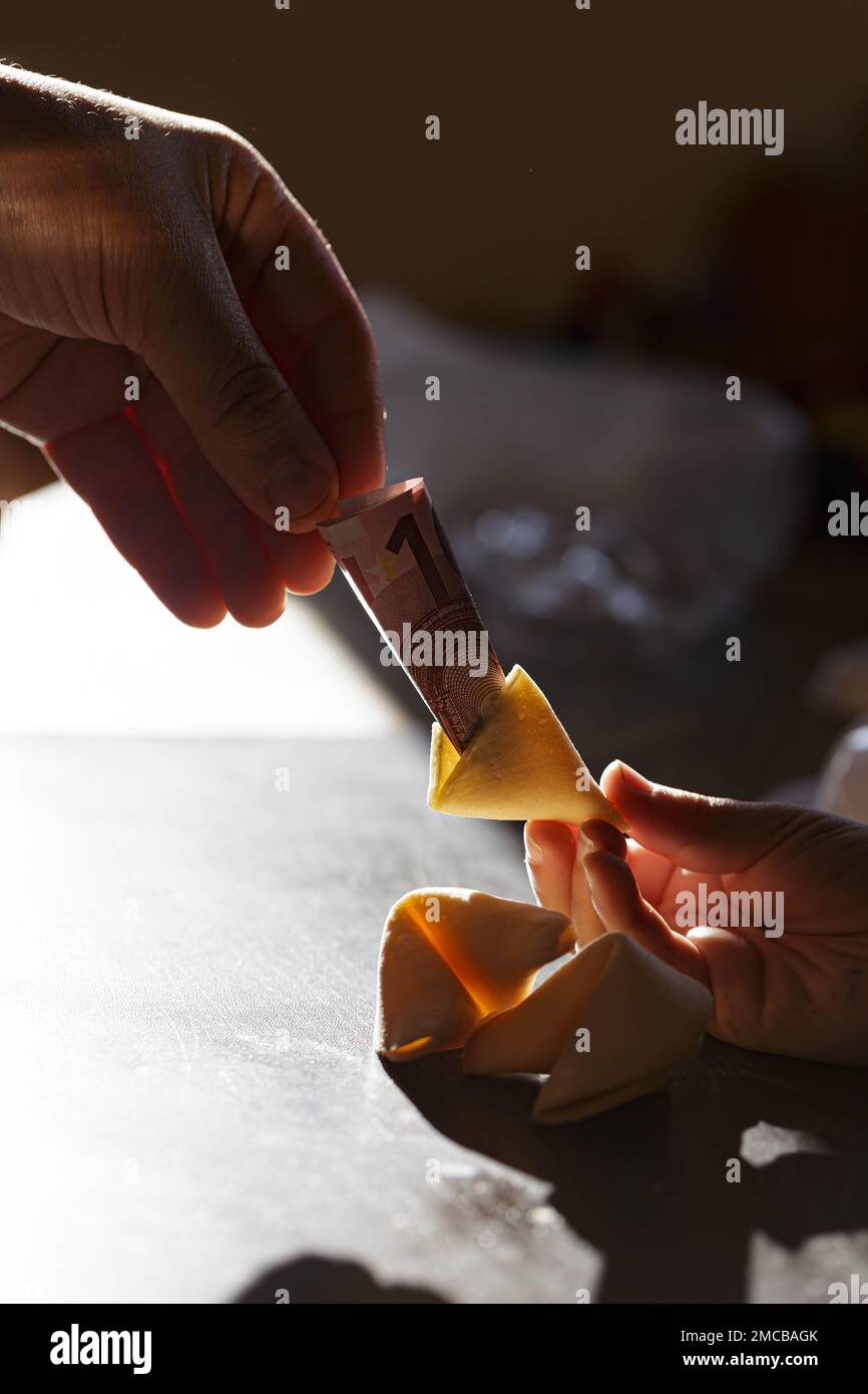 d met le billet en euros en biscuit de fortune. Concept d'argent, de chance, d'avenir. Vue verticale Banque D'Images d met le billet en euros en biscuit de fortune. Concept d'argent, de chance, d'avenir. Vue verticale Banque D'Images